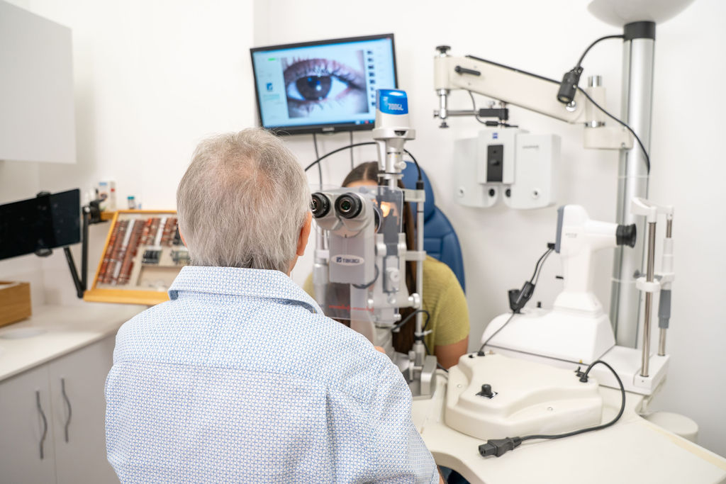 עדשת אורתוקרטולוגיה (Ortho-K) ללבישה בלילה לתיקון ראייה זמני